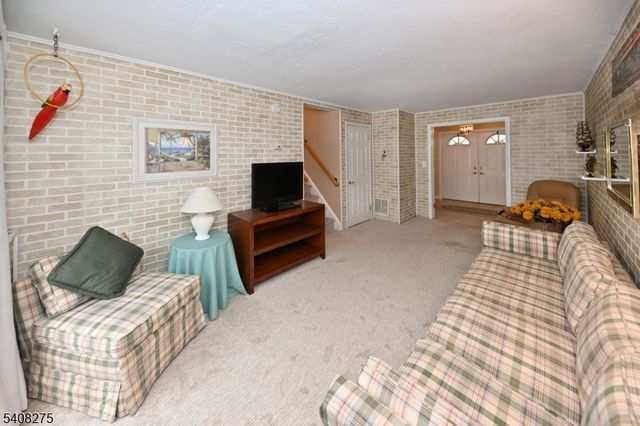 368 Elmwood Dr, Paramus Boro, NJ 07652