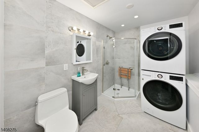 368 Elmwood Dr, Paramus Boro, NJ 07652