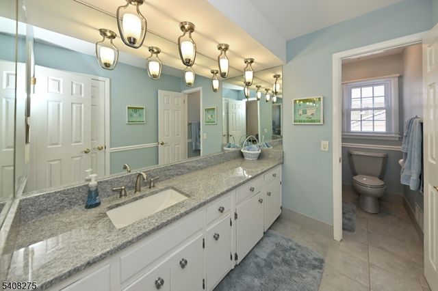 368 Elmwood Dr, Paramus Boro, NJ 07652