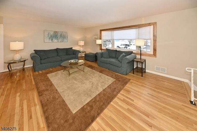 368 Elmwood Dr, Paramus Boro, NJ 07652