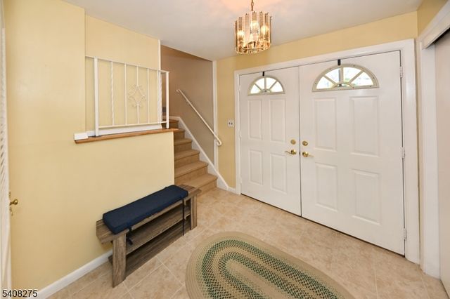 368 Elmwood Dr, Paramus Boro, NJ 07652