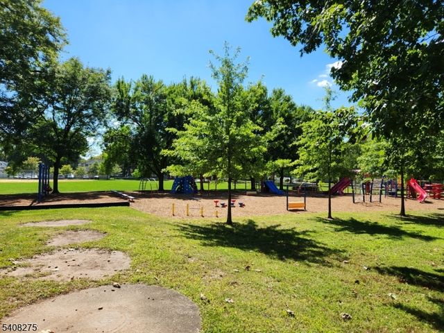 368 Elmwood Dr, Paramus Boro, NJ 07652