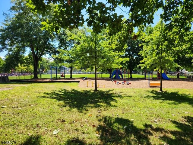 368 Elmwood Dr, Paramus Boro, NJ 07652