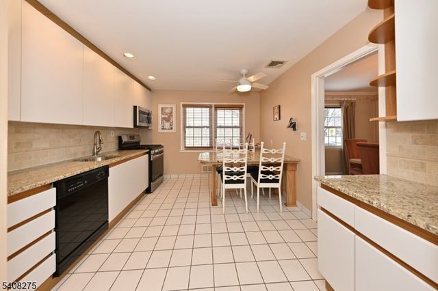 368 Elmwood Dr, Paramus Boro, NJ 07652