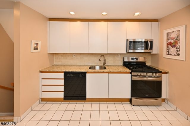 368 Elmwood Dr, Paramus Boro, NJ 07652