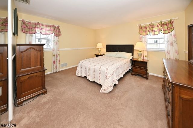 368 Elmwood Dr, Paramus Boro, NJ 07652