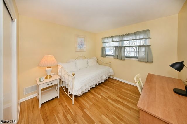 368 Elmwood Dr, Paramus Boro, NJ 07652