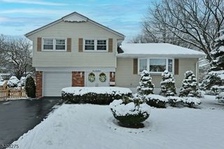 368 Elmwood Dr, Paramus Boro, NJ 07652
