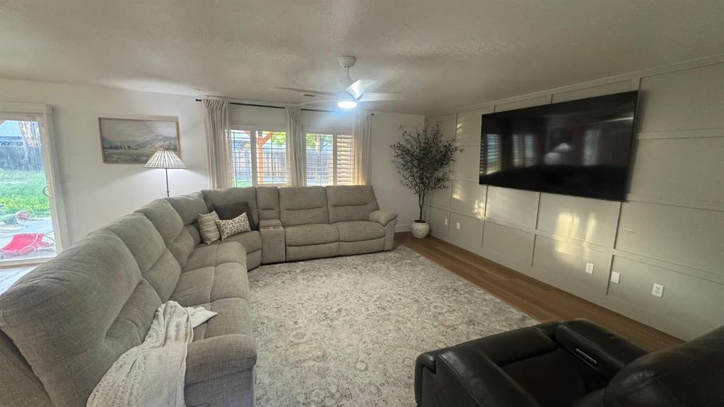 Image 10 of property listing at 2174 W Picadilly Lane, Hanford, CA 93230