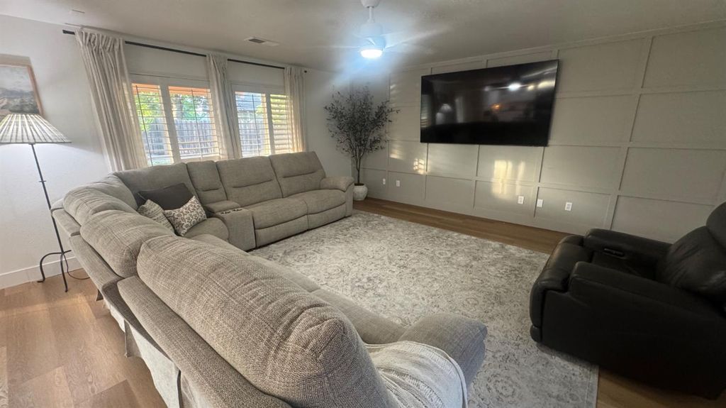 Image 11 of property listing at 2174 W Picadilly Lane, Hanford, CA 93230