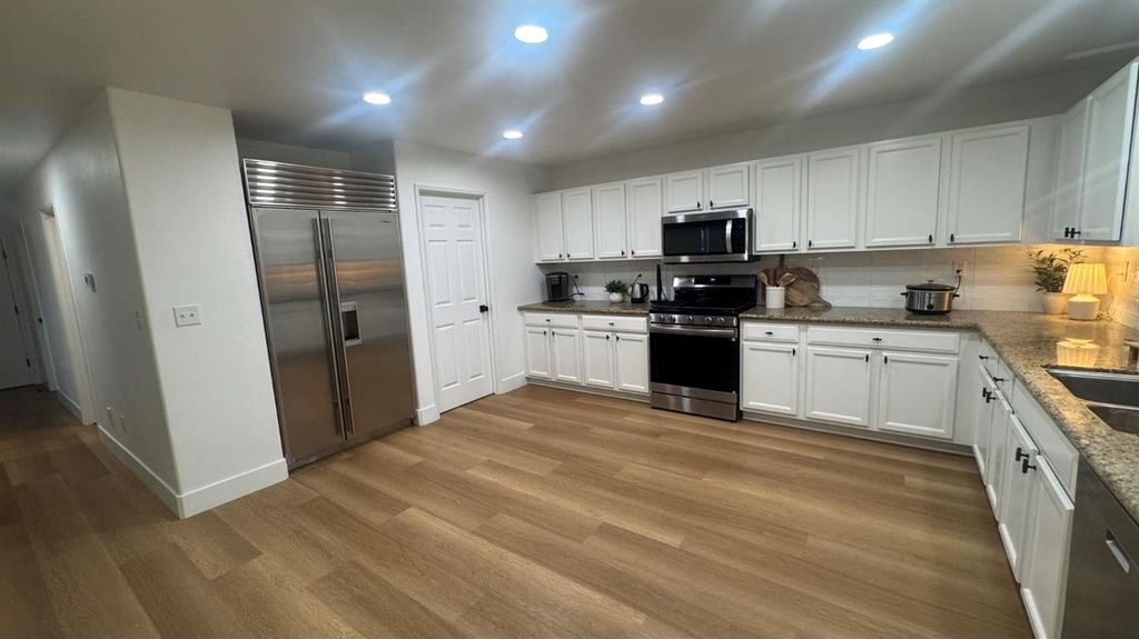 Image 13 of property listing at 2174 W Picadilly Lane, Hanford, CA 93230