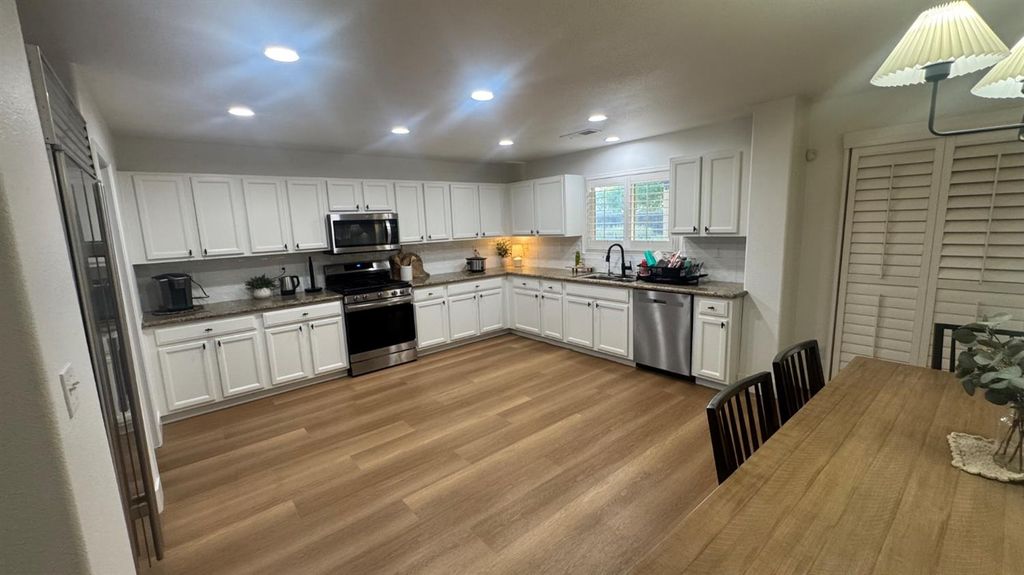 Image 15 of property listing at 2174 W Picadilly Lane, Hanford, CA 93230