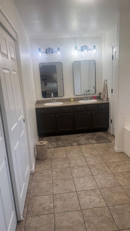 Image 24 of property listing at 2174 W Picadilly Lane, Hanford, CA 93230