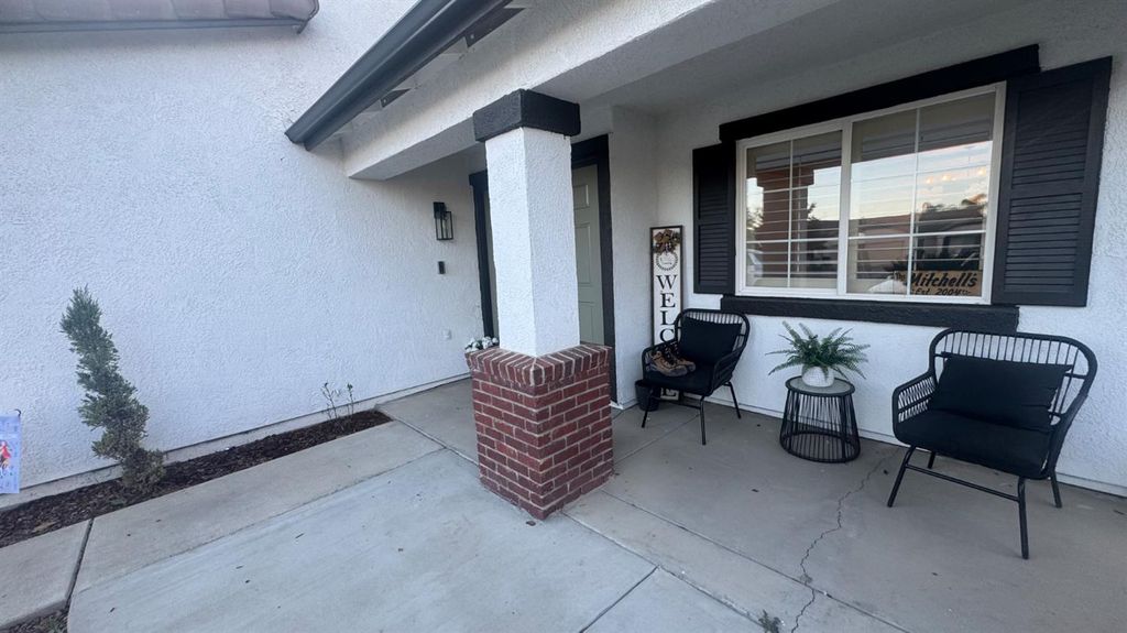 Image 5 of property listing at 2174 W Picadilly Lane, Hanford, CA 93230