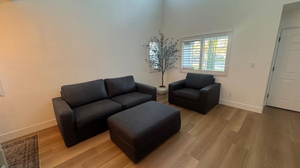 Image 8 of property listing at 2174 W Picadilly Lane, Hanford, CA 93230