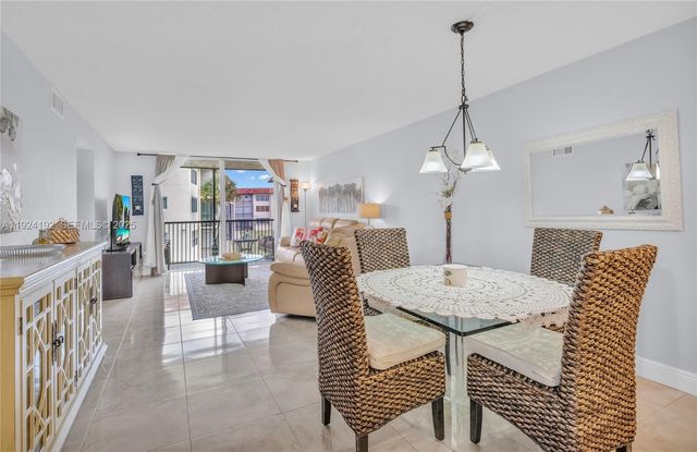 9800 N Hollybrook Lake Dr 210, Pembroke Pines, FL 33025