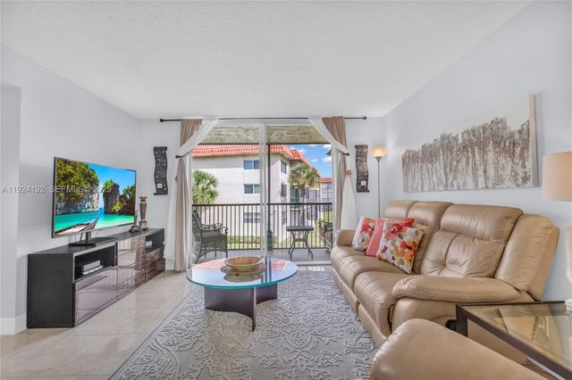 9800 N Hollybrook Lake Dr 210, Pembroke Pines, FL 33025