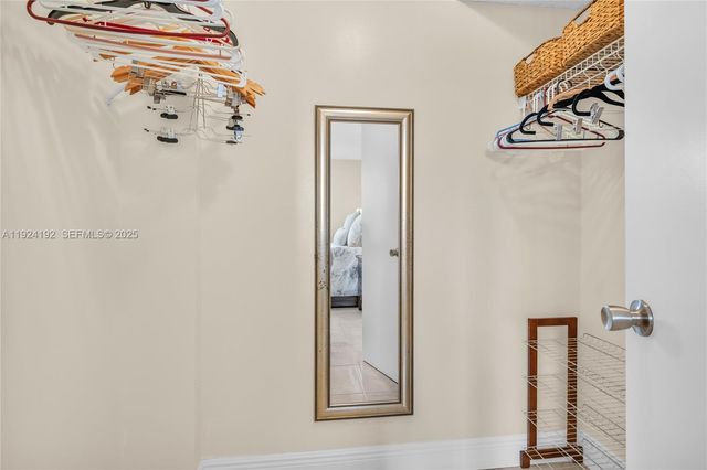 9800 N Hollybrook Lake Dr 210, Pembroke Pines, FL 33025