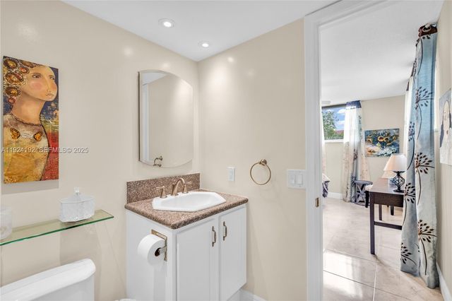 9800 N Hollybrook Lake Dr 210, Pembroke Pines, FL 33025