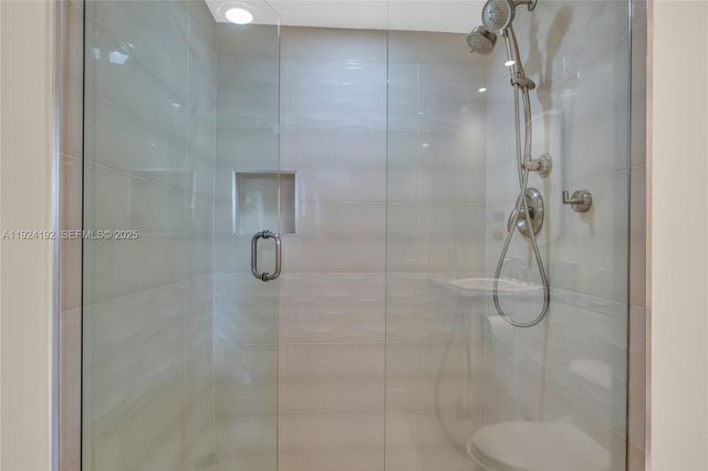 9800 N Hollybrook Lake Dr 210, Pembroke Pines, FL 33025