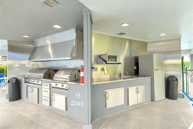 9800 N Hollybrook Lake Dr 210, Pembroke Pines, FL 33025