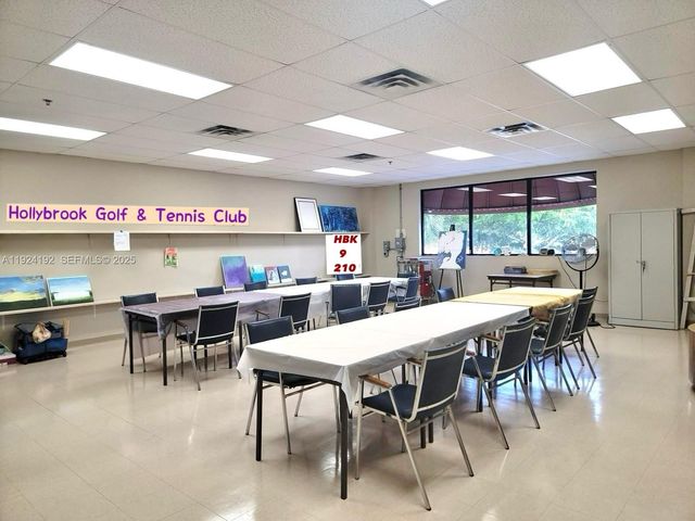 9800 N Hollybrook Lake Dr 210, Pembroke Pines, FL 33025