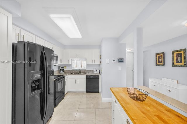 9800 N Hollybrook Lake Dr 210, Pembroke Pines, FL 33025