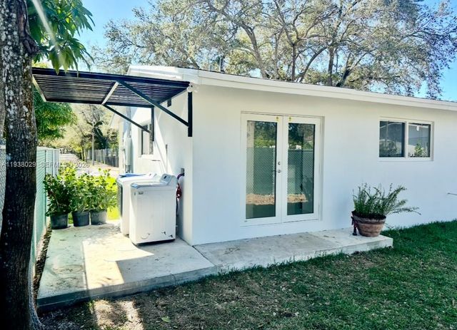 6091 SW 64th Ter, South Miami, FL 33143