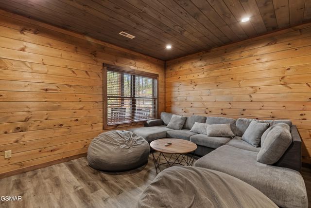 5276 Riversong Way, Sevierville, TN 37876