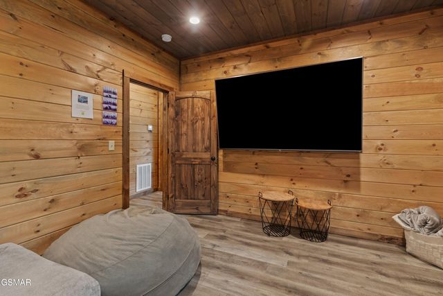 5276 Riversong Way, Sevierville, TN 37876