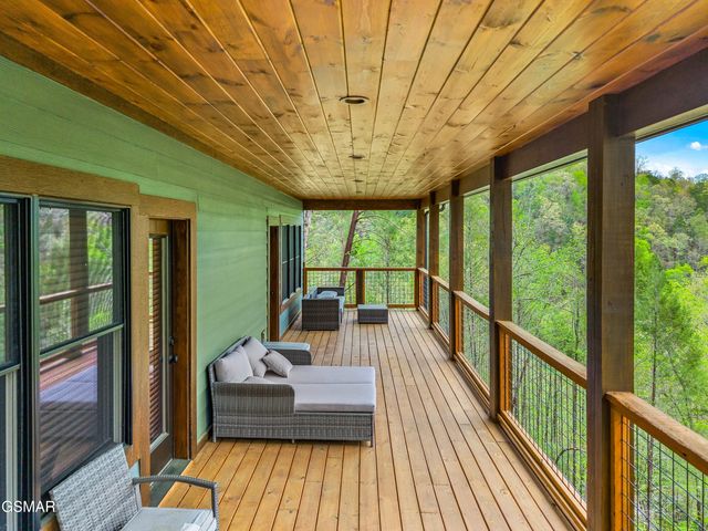 5276 Riversong Way, Sevierville, TN 37876