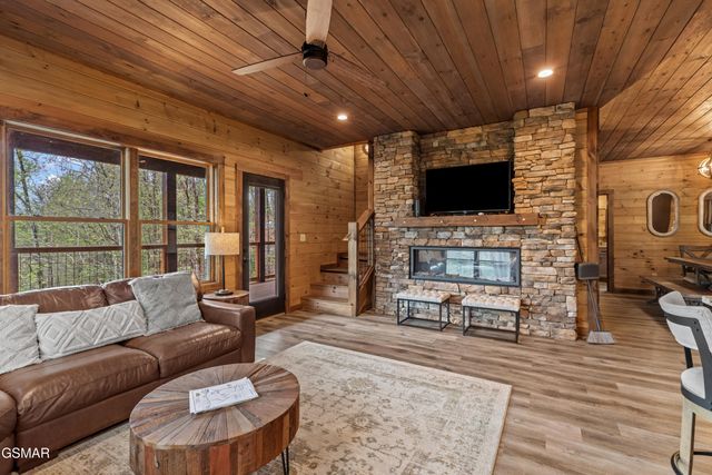 5276 Riversong Way, Sevierville, TN 37876