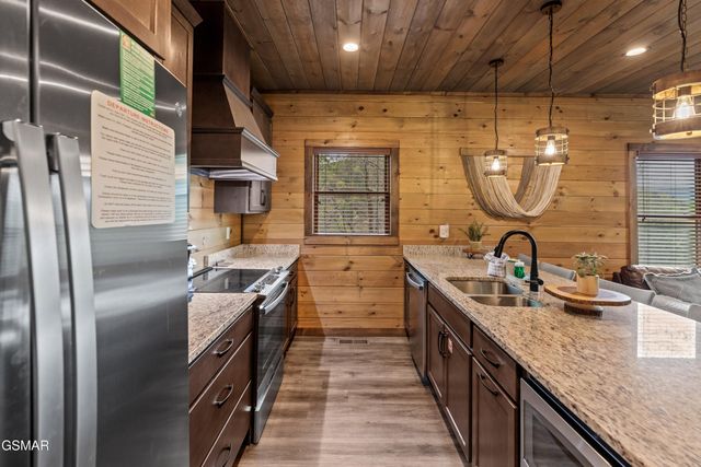 5276 Riversong Way, Sevierville, TN 37876