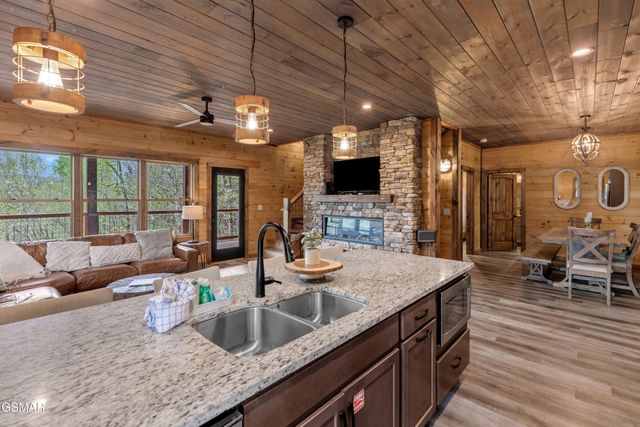 5276 Riversong Way, Sevierville, TN 37876