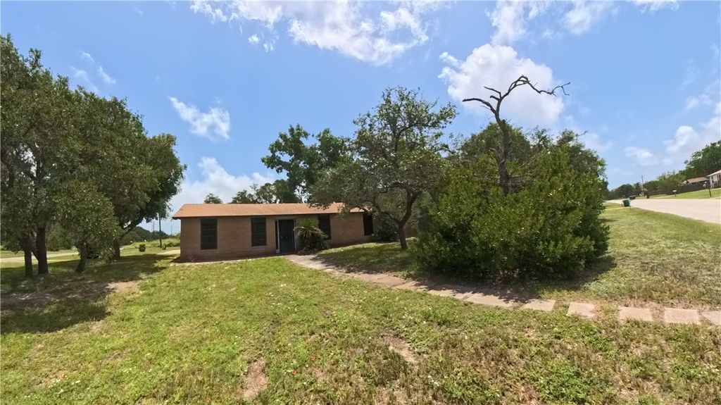 257 N 9th St, Aransas Pass, TX 78336