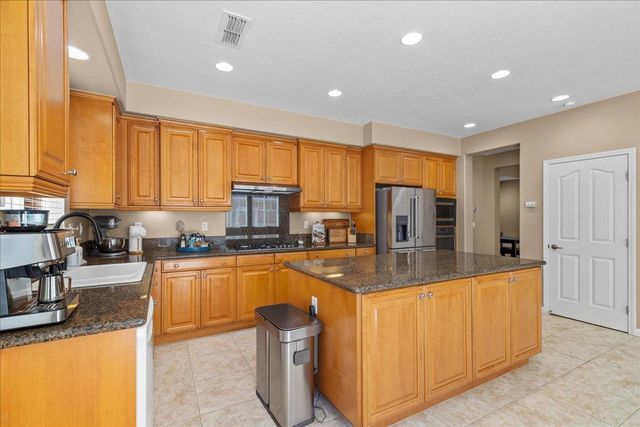 474 N Orinda Ct, Tracy, CA 95391