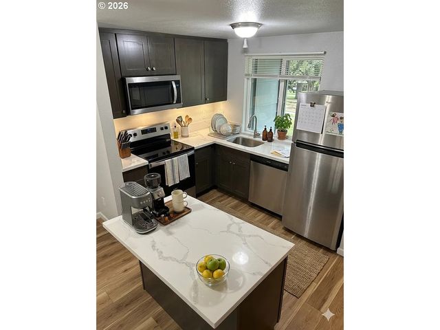12369 Sw WALNUT St, Portland, OR 97223