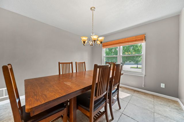 1977 Twin Flower Circle, Grove City, OH 43123