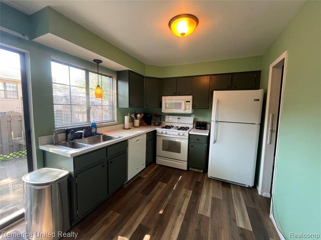 31621 Green Meadow Lane, Warren, MI 48093