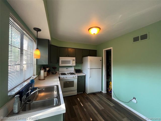 31621 Green Meadow Lane, Warren, MI 48093