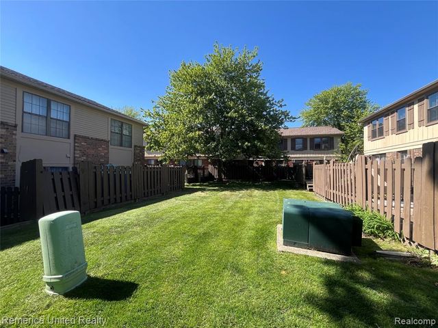 31621 Green Meadow Lane, Warren, MI 48093