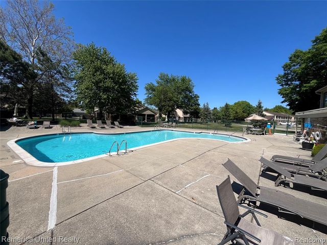 31621 Green Meadow Lane, Warren, MI 48093