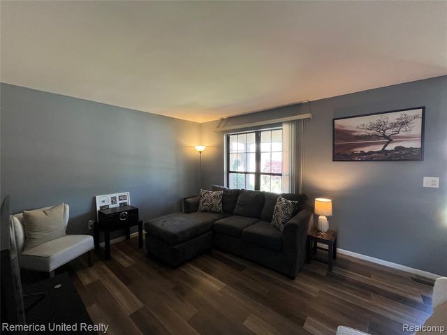 31621 Green Meadow Lane, Warren, MI 48093