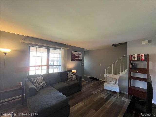 31621 Green Meadow Lane, Warren, MI 48093