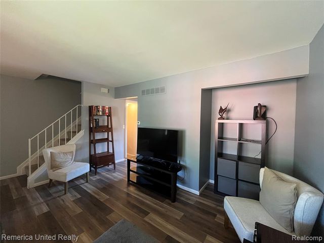 31621 Green Meadow Lane, Warren, MI 48093