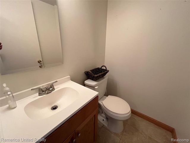 31621 Green Meadow Lane, Warren, MI 48093