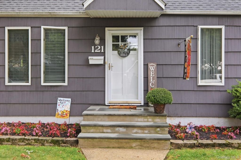 121 N Delaware Avenue, Lindenhurst, NY 11757 — exterior