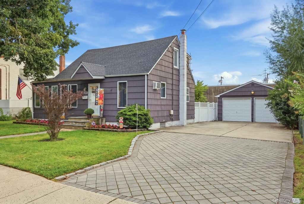 121 N Delaware Avenue, Lindenhurst, NY 11757 — photo 2
