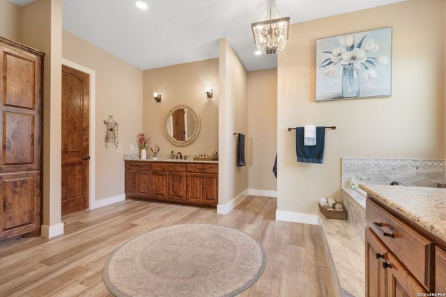 166 Paramount, Kerrville, TX 78028