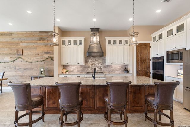 166 Paramount, Kerrville, TX 78028